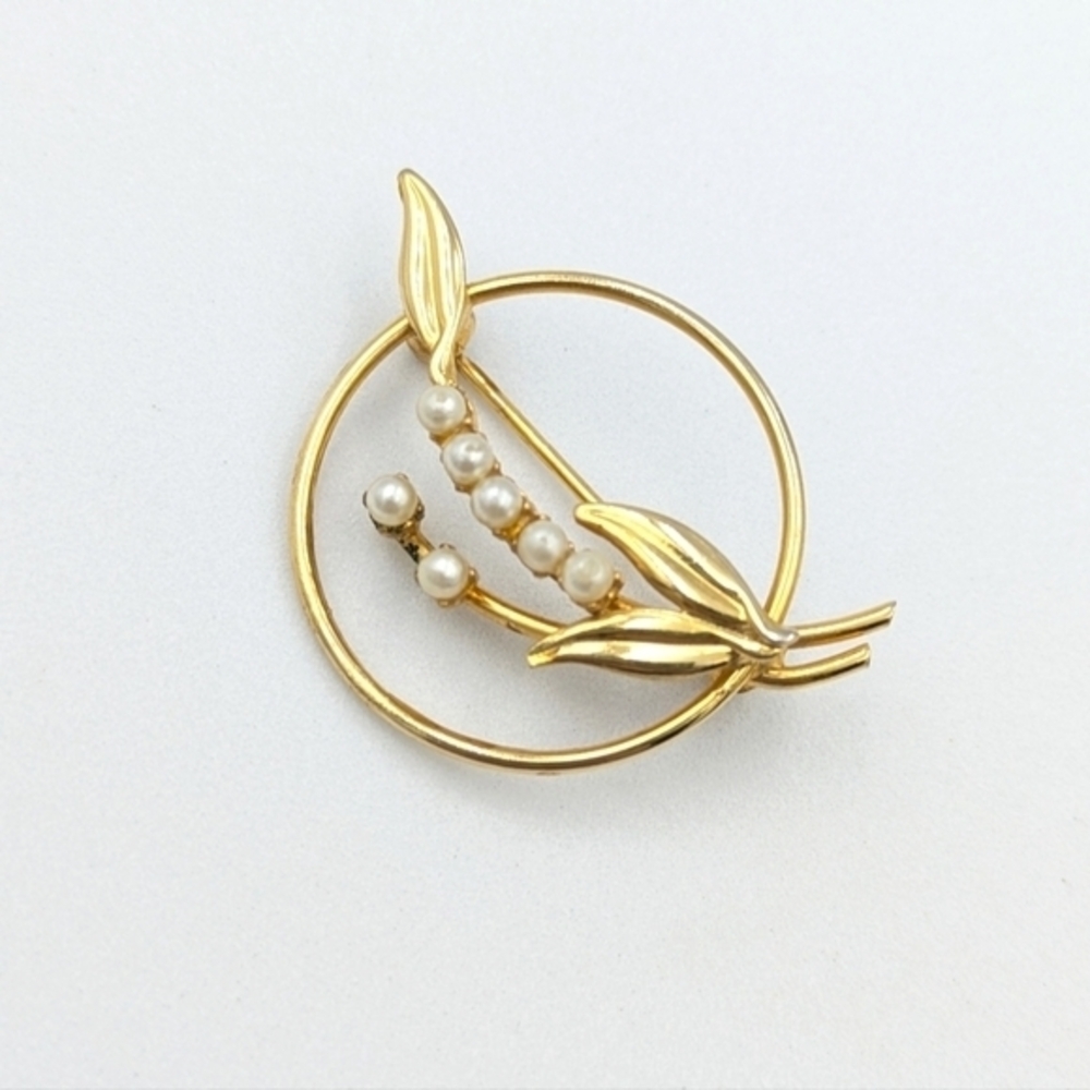 Vintage delicate faux seed pearl gold tone brooch pin